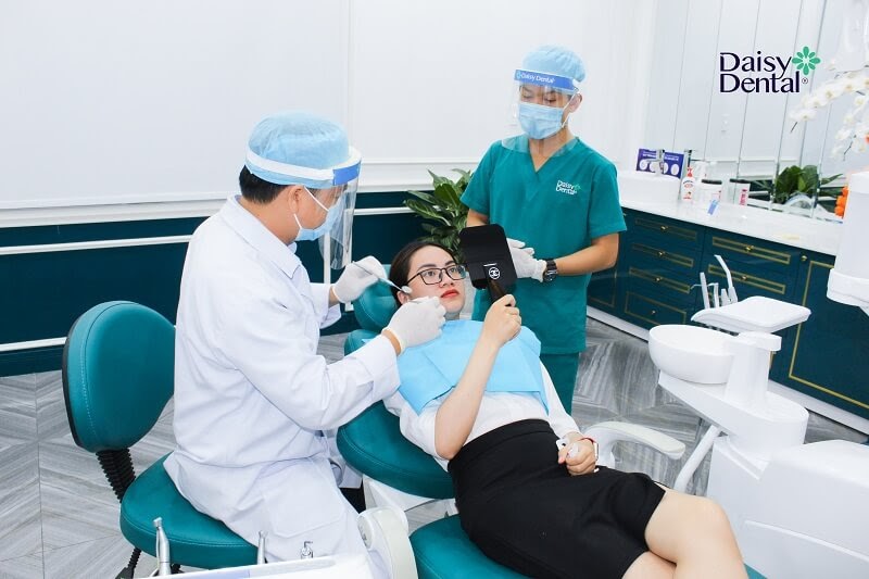 Khách hàng được trực tiếp chăm sóc răng miệng bởi đội ngũ bác sĩ hàng đầu trong lĩnh vực Nha khoa. 
