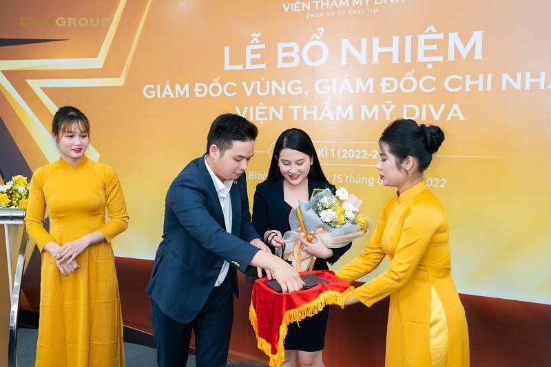 Tổng giám đốc Lê Thế Hai đại diện Tập đoàn DIVA GROUP lên trao hoa và quyết định bổ nhiệm quản lý cho bà Nguyễn Ánh Tuyết.