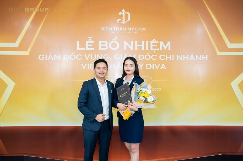 Bà Nguyễn Thị Ái Hà vinh dự nhận quyết định bổ nhiệm và hoa chúc mừng cho cương vị mới