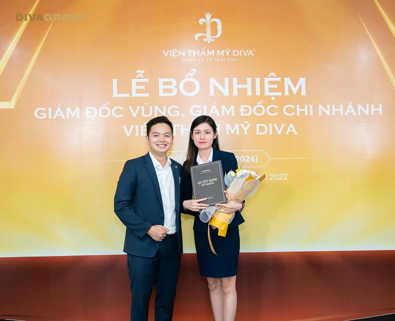 Tổng giám đốc Lê Thế Hai đại diện Tập đoàn DIVA GROUP lên trao hoa và quyết định bổ nhiệm quản lý cho bà Nguyễn Thị Tố Mẫn