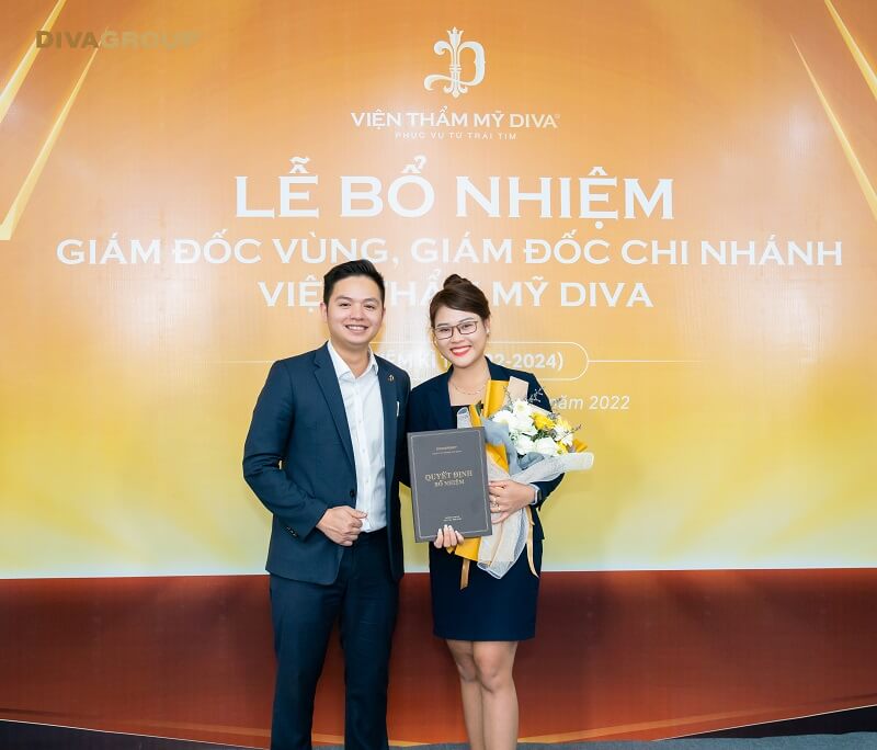 Tổng giám đốc Lê Thế Hai đại diện Tập đoàn DIVA GROUP lên trao hoa và quyết định bổ nhiệm quản lý cho bà Nguyễn Thị Vân